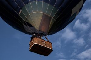 hot air balloon, flying, sky, floating, basket, gondola, balloon, hot air balloon ride, sunlight, nature, light, wind