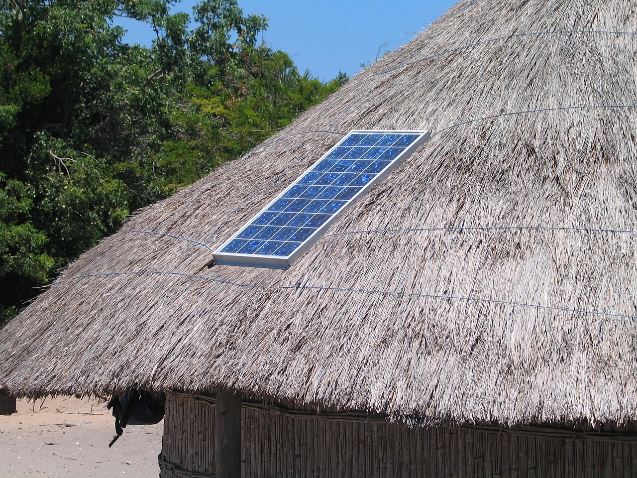 solar panel, roof, straw, hut, solar, panel, alternative, energy, power, electricity, house, environment, nature, renewable, green, sun, electric, environmental, conservation, africa, rooftop, gray house, gray sun, gray energy, gray power
