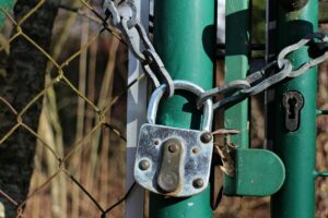 padlock, castle, to back up, protect, close, shut off, chain, security, fence, grid